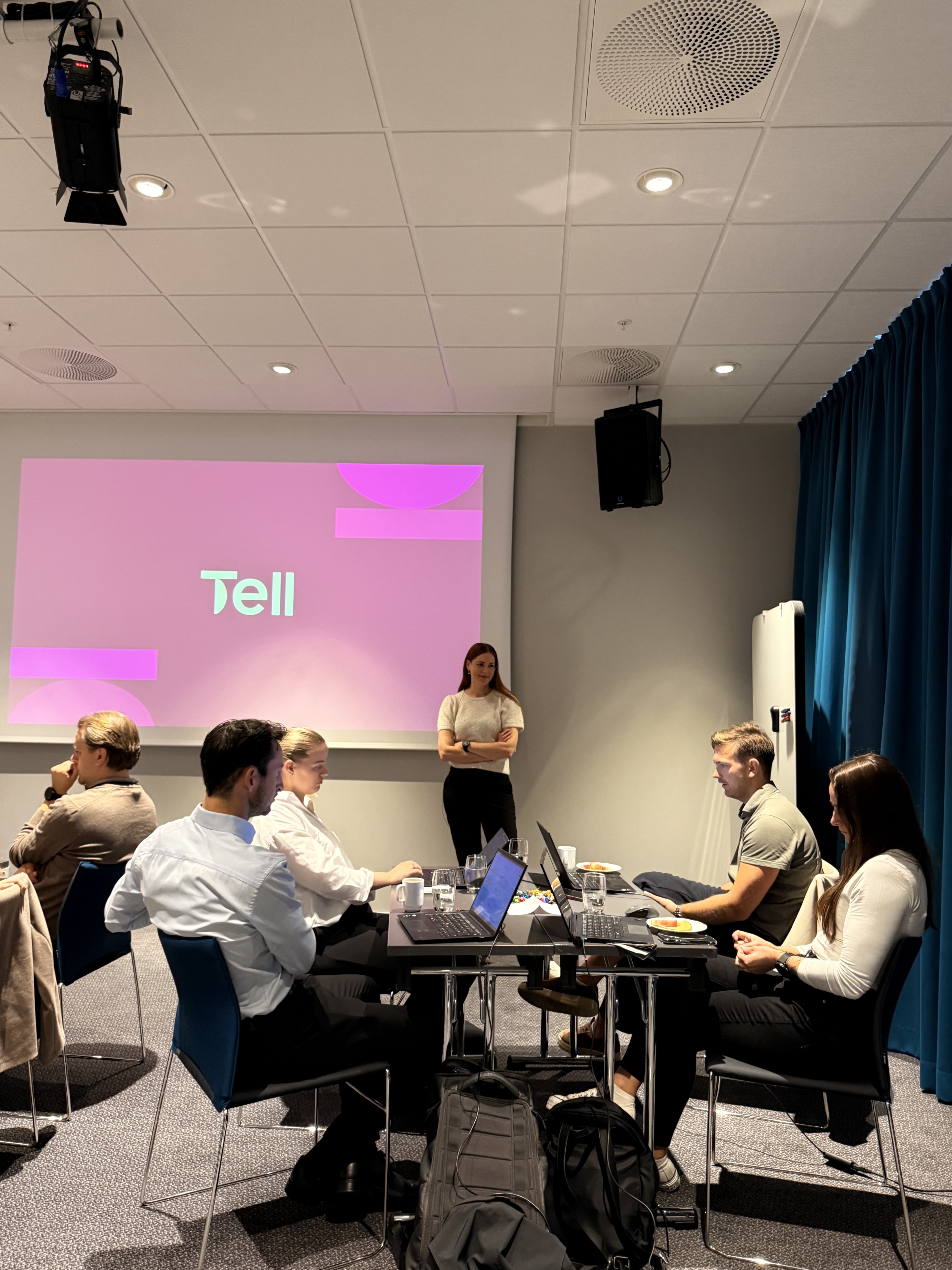 Foreleser og gruppe med Tell bakgrunn