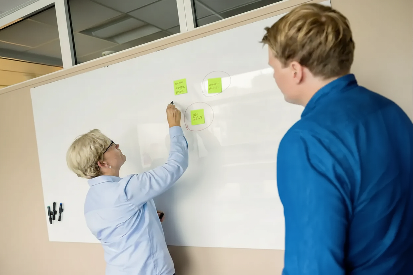 Løser oppgave på tavle 1 2