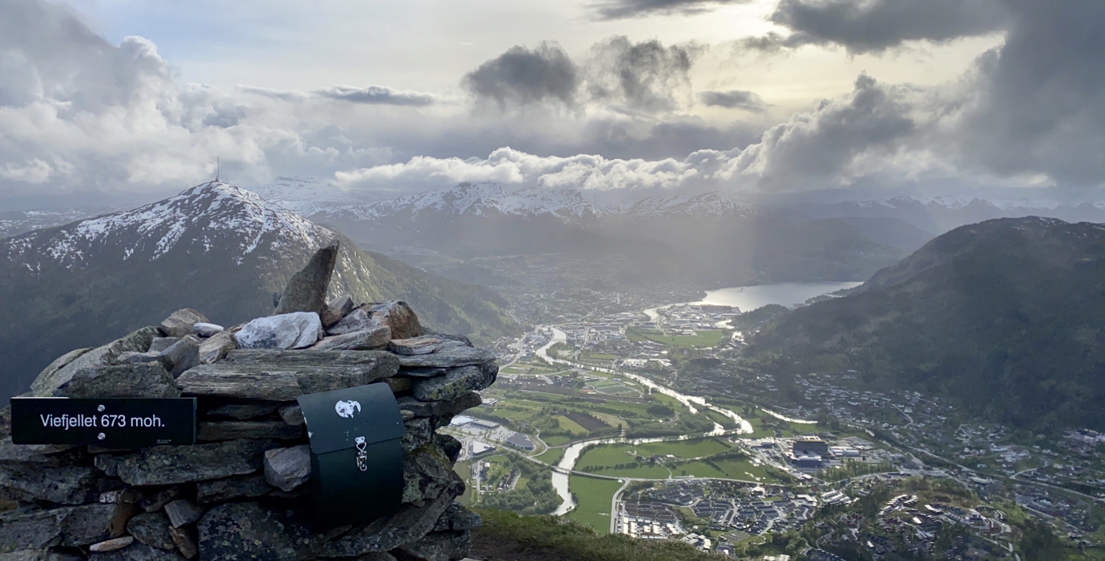 Viefjellet med Førde i bakgrunnen